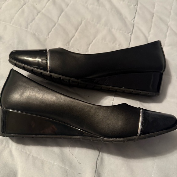 Anne Klein Black Patent Toe Flats - Picture 7 of 7